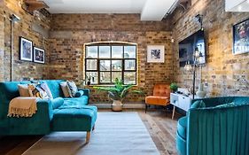 Livestay-Fabulous Three Bed Warehouse Conversion Apartment